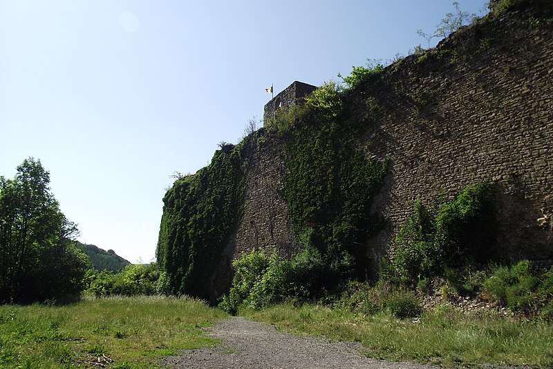 File:Ruines du château-fort de Franchimont.jpg