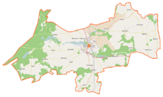 Mapa konturowa gminy Sępólno Krajeńskie, po prawej nieco u góry znajduje się punkt z opisem „Kościół Świętego Mateusza Apostoła i Ewangelisty”