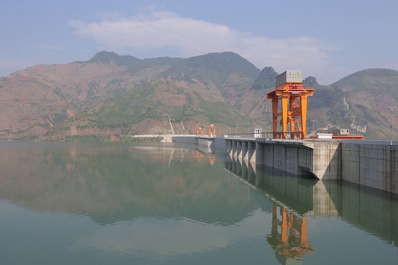 File:Sơn La Dam reservoir.JPG