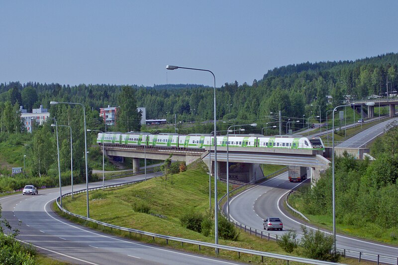 File:S81 passing Pumperinmäki at Jyväskylä.jpg
