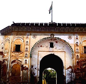 Pintu kota Sadabad .