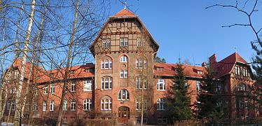 Sanatorium w Smukale od płd panorama 03 2011.jpg