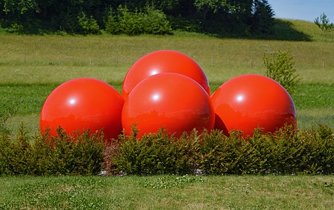 Red balls representing the red pom-poms of a typical Black Forest Bollenhut Blumberg