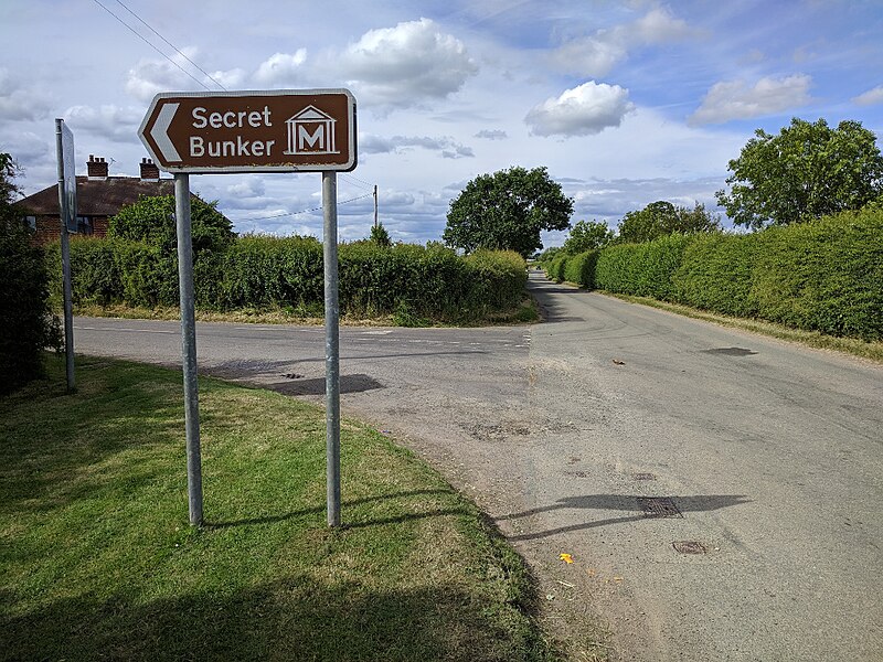 File:Secrets this way - geograph.org.uk - 5832774.jpg