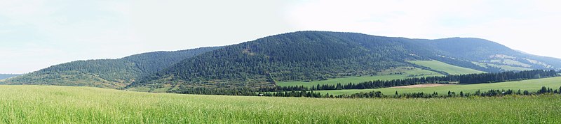 Panorama ze wzgórza Chotár koło Zuberca. Na środku Javorková, Mikulovka po prawej stronie