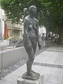 Große Badende, Skulptur von Walter Rempp, Bronze, 1980, Stuttgart-West, Feuerseeplatz 14.