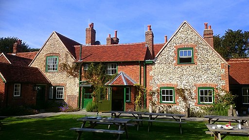 Stag & Huntsman pub garden, Hambleden-geograph-4796582-by-Mark-Percy