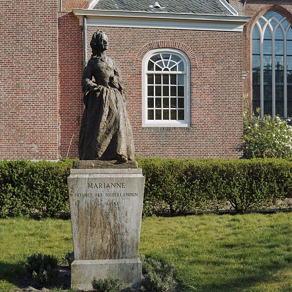 File:Standbeeld van prinses Marianne, voorzijde - Voorburg - 20364885 - RCE.jpg