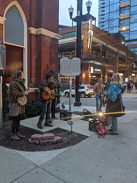 File:Street performers Ryman Auditorium 116 5th Avenue N Nashville TN March 2022.jpg