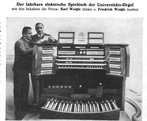 Tübingen, Festsaal der Universität, Orgel Spieltisch.jpg