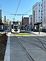 Une rame de tramway U 52600 à la station "Evry-Courcouronnes - Centre Ville - Université" de la ligne 12 Express du tramway d'Île-de-France