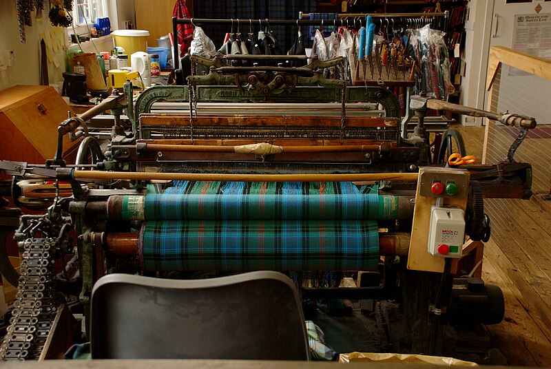 File:Tartan Weaving in Lochcarron.jpg