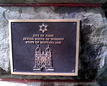 Commemorative marker, placed 2001 by the Jewish American Society for Historic Preservation, showing original building design with domes that were removed in the 1930s remodel of the building Temple Emanu-El marker.jpg