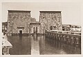 Fotografia del 1905 con il tempio di File semisommerso dalla acque del Nilo