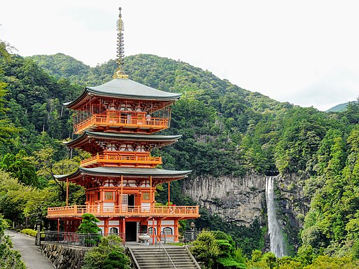 Erste Station des Saigoku-Pilgerwegs: der buddhistische Tempel Seiganto-ji; rechts der Wasserfall Nachi-no-Ōtaki (UNESCO-Welterbe in Japan: Heilige Stätten und Pilgerstraßen in den Kii-Bergen)