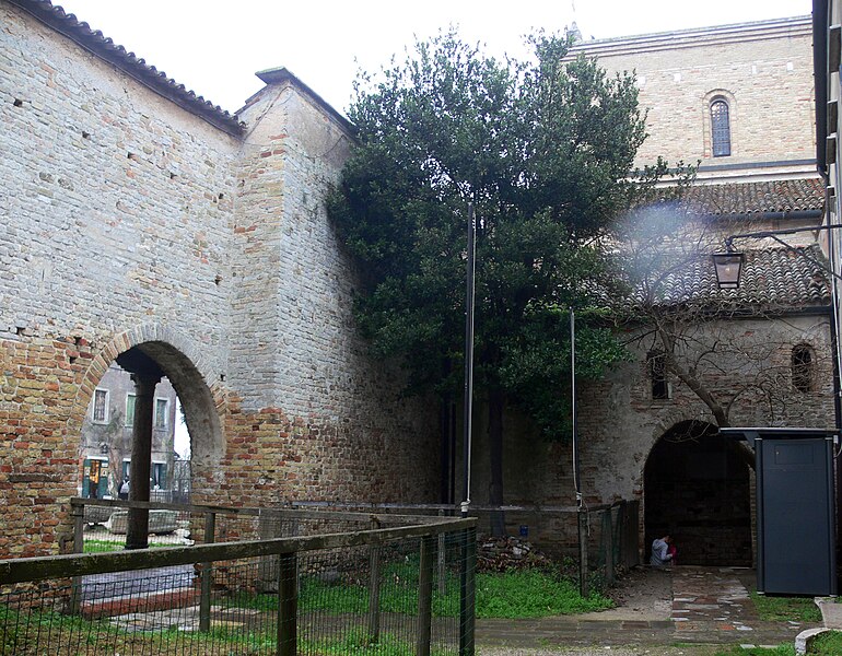 File:Torcello - space between Santa Fosca and Santa Maria Assunta.JPG