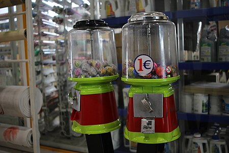 Tours - Halles de Tours - Avril 2019 - Machines à jouets