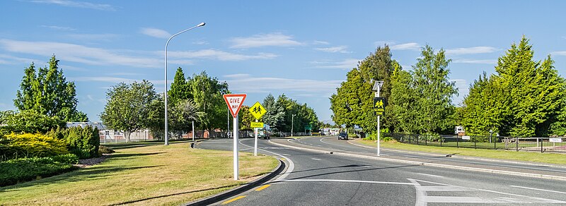 File:Town Centre in Te Anau.jpg