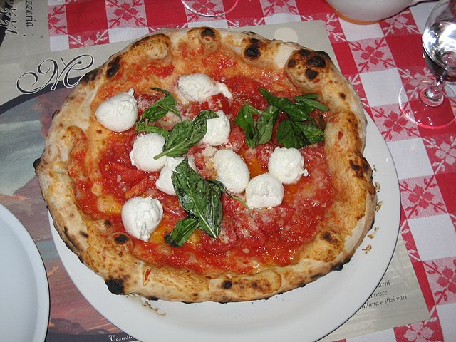 Nápolyi pizza az olasz nemzeti színekben