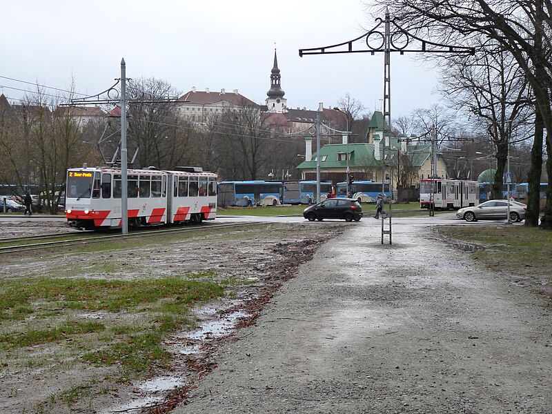 File:Trams and land vehicles are crossing in the same level.JPG