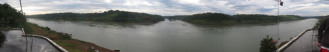 Vue panoramique de la Triple Frontière depuis le côté paraguayen ; le Río Iguazú est en face.