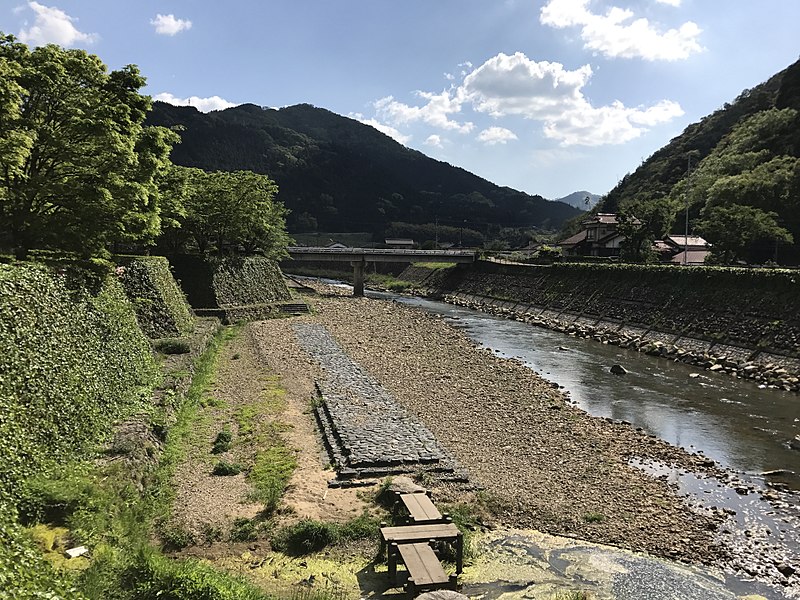 File:Tsuwanogawa River near Shimbashi Bridge.jpg