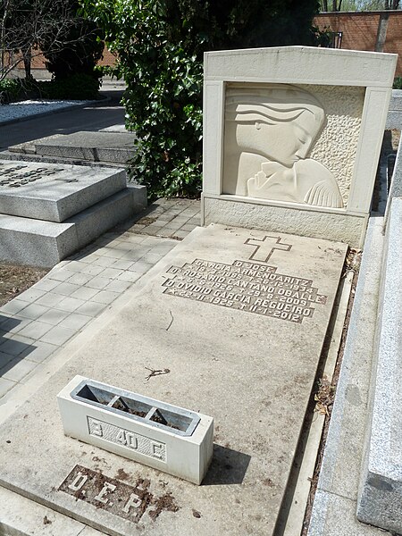 File:Tumba de José García Armendaritz, cementerio civil de Madrid.jpg