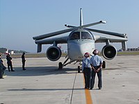 En S-3B med vingarna ihopfällda. Notera att styrbordsvingen fälls snett framåt och babordsvingen snett bakåt för att vingarna ska gå omlott.