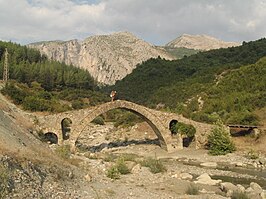 Ura e Kasabashit, een Ottomaanse brug nabij Çorovodë