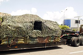 Vojenské vozidlo během státního svátku v Kamerunu7.jpg