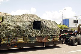 Veicolo militare durante la festa nazionale in Camerun7.jpg