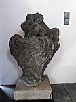 Valašské Meziříčí - kamenná skulptura spícího putti na torze vázy v lapidáriu v kostele Nejsvětější Trojice (stav v červenci 2023) (1).jpg