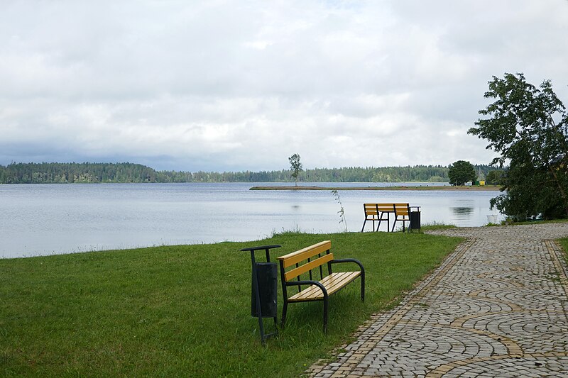 File:Valday-Détente au bord du lac (2).jpg