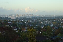 Vy söderut över North Shore City från Forrest Hill. Auckland City kan ses i bakgrunden.