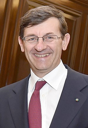 Vittorio Colao 2015 (cropped).jpg