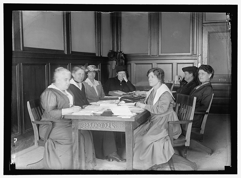 File:WOMAN'S COMMITTEE. COUNCIL OF NATIONAL DEFENSE. DR. ANNA HOWARD SHAW; IDA M. TARBELL; MRS. STANLEY McCORNICH; MAUD WETMORE; ANTIONETTE FUNK; MRS. JOSIAH COWLES; MRS. JOSEPH LAMAR LCCN2016867142.jpg