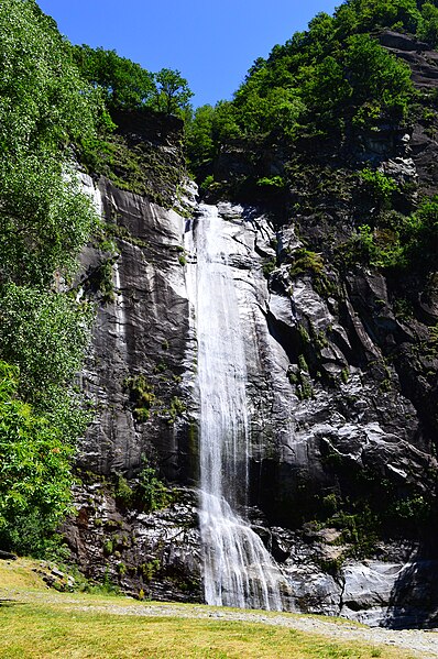 File:Wasserfall in Bignasco.jpg