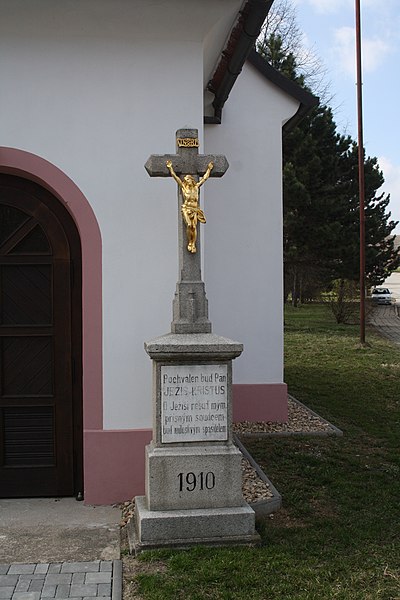 File:Wayside cross near Chapel of Saint Florian in Dolní Vilémovice, Třebíč District.jpg