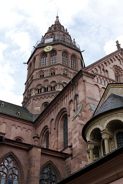 File:West crossing tower and north transept - Mainz Cathedral - Mainz - Germany 2017.jpg