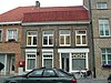 Burgerhuis met kleine winkelpui