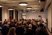 Fullt på Litteraturhuset! Thomas taler, Finn lytter - og omvendt.