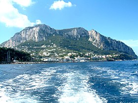 海から見たカプリ島