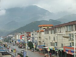 خیابان اصلی شهر Xiazhai ، که به غرب نگاه می کند