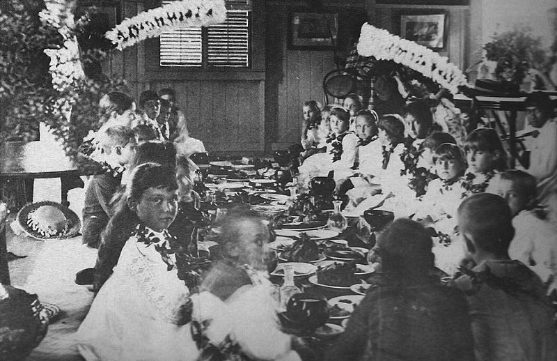 File:Young Kaiulani enjoy luau with friends at Ainahau (side view).jpg