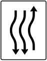 Zeichen 514–13 Verschwenkungs­tafel, kurze Verschwenkung – mit Gegenverkehr – nach links einstreifig in Fahrtrichtung und zweistreifig in Gegenrichtung