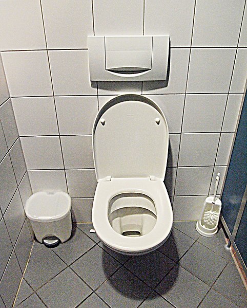 File:Zugspitze - toilet.jpg