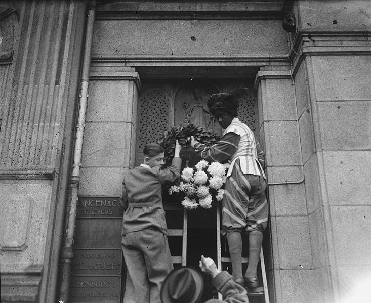 File:Zwarte Piet hangt kruis aan de gevel Huize de Bisschop, Bestanddeelnr 902-4833.jpg