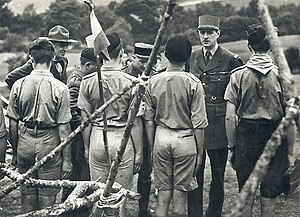 Éclaireurs en français Grande-Bretagne, mouvement pramuka de la France libre. & de Gaulle 1940.jpg
