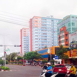 Nouveaux immeubles d'appartements de grande hauteur sur la rue Nguyen Thai Hoc