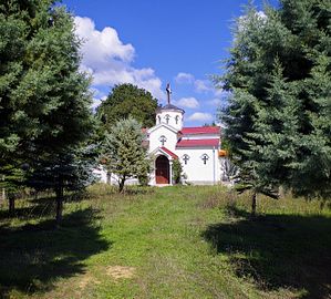 Селската црква сместена северно од селото